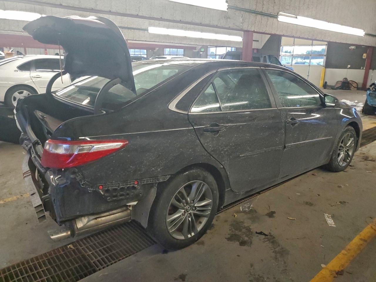 Toyota Camry Le Image 7