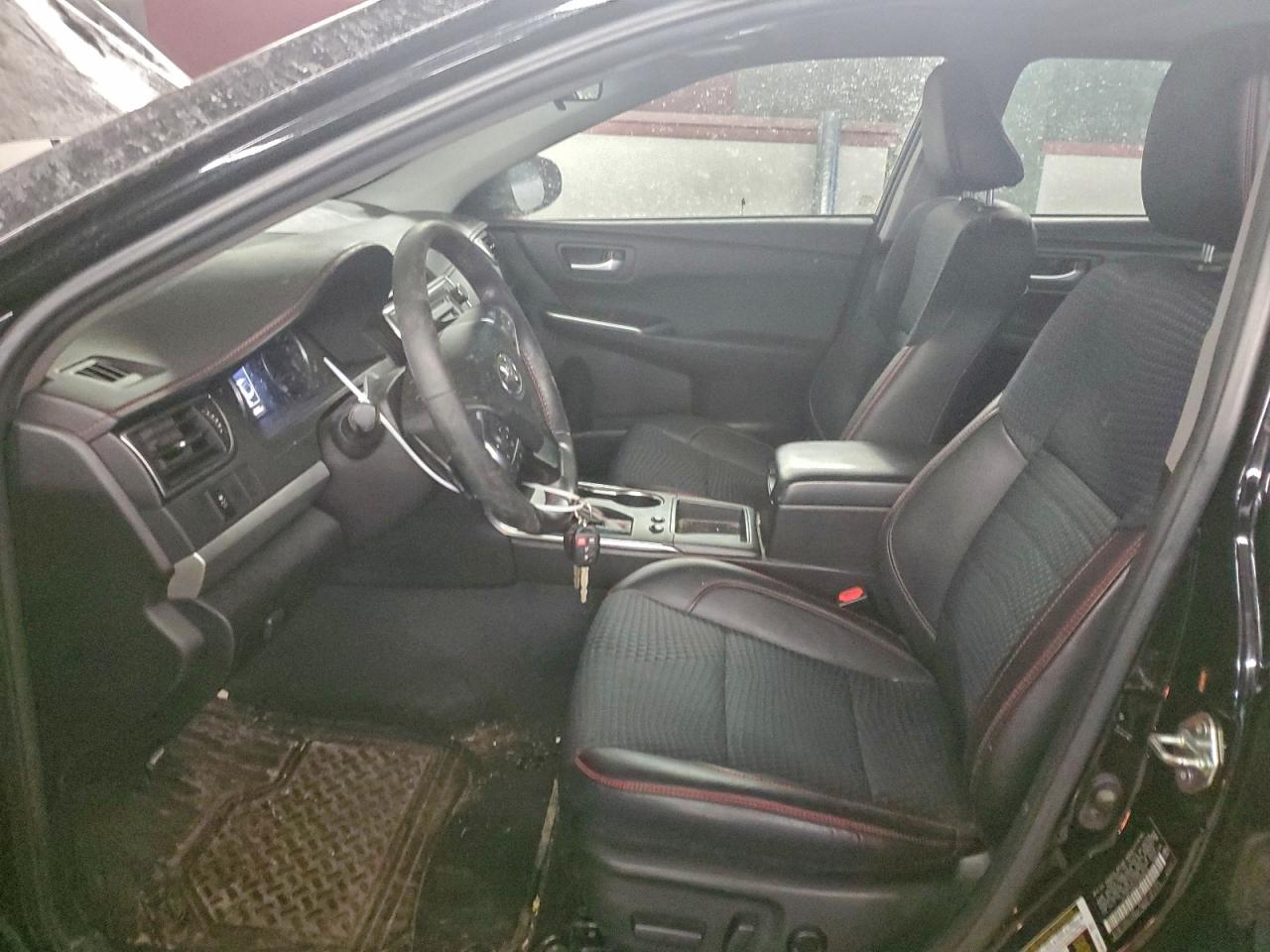 Toyota Camry Le Image 9