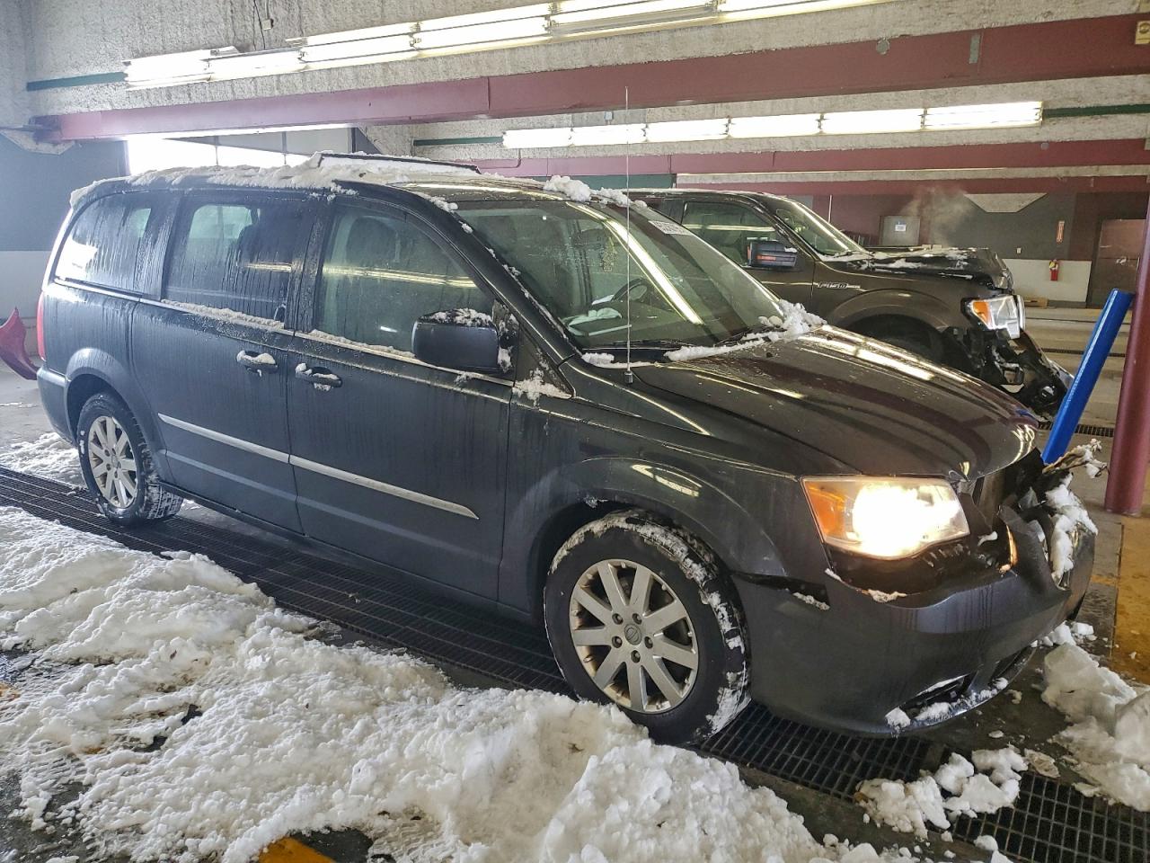 Chrysler Minivan Touring Image 7