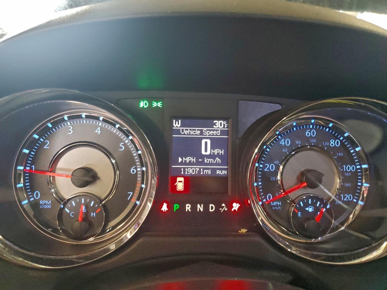 Chrysler Minivan Touring Image 9