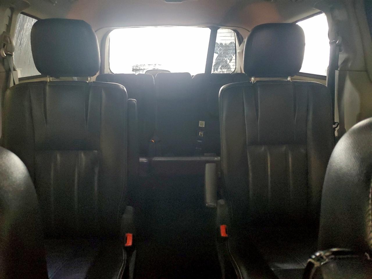 Chrysler Minivan Touring Image 8