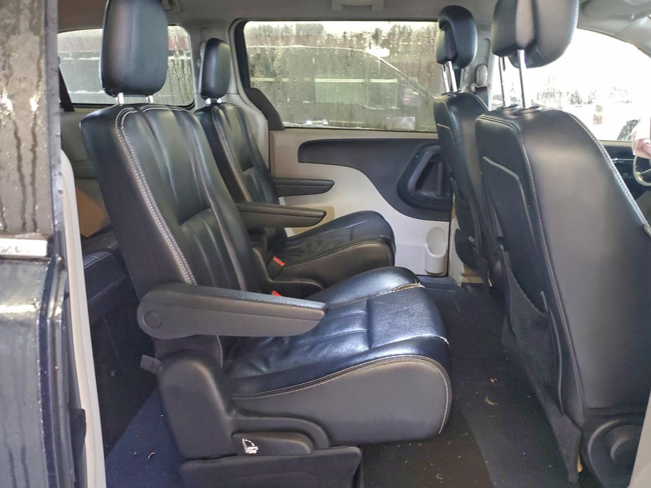 Chrysler Minivan Touring Image 10