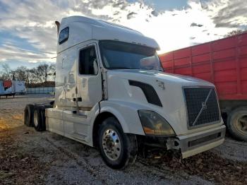  Salvage Volvo Vnl