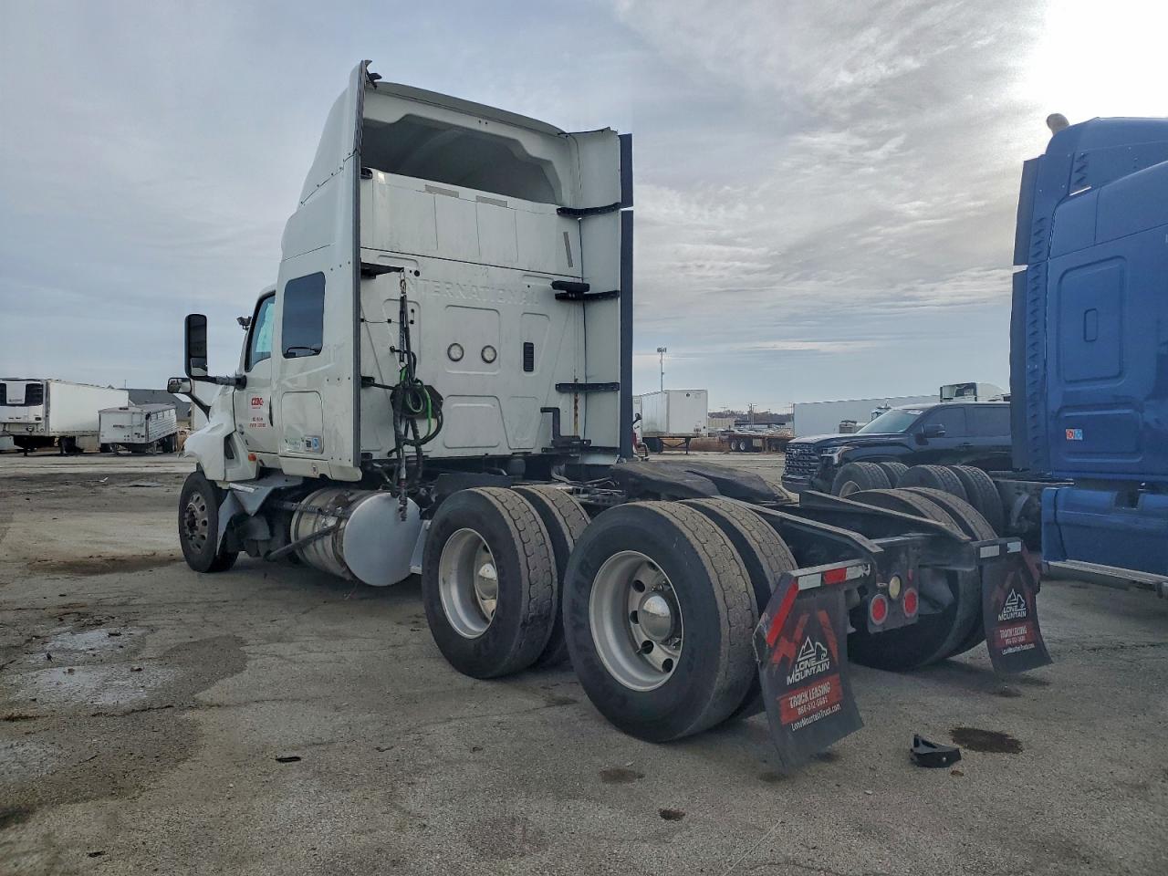 International Lt625 Image 3