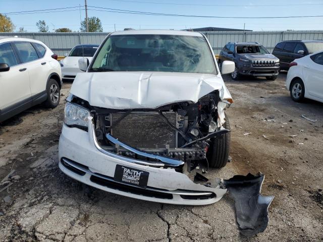 Chrysler Minivan Touring Image 9