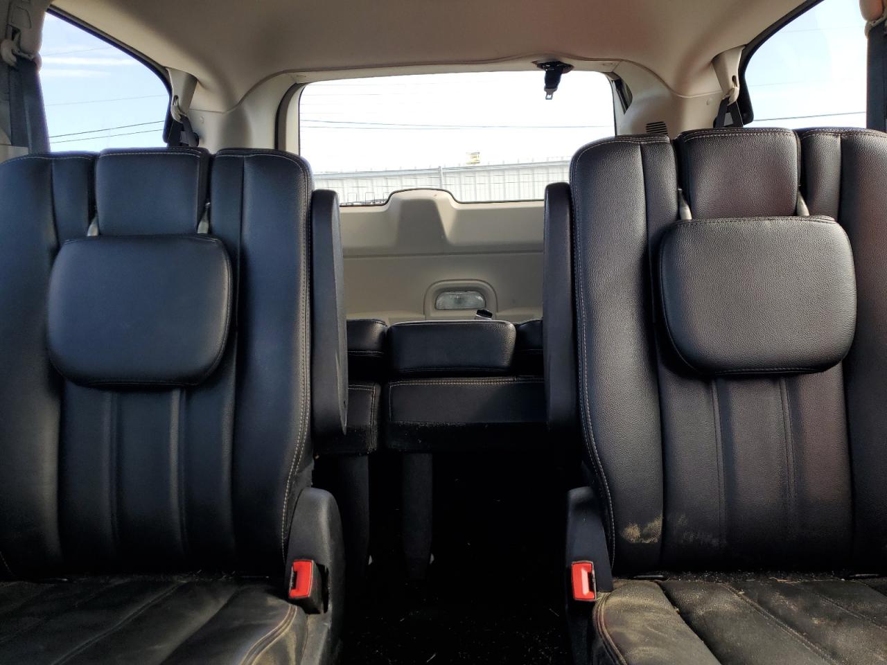 Chrysler Minivan Touring Image 5