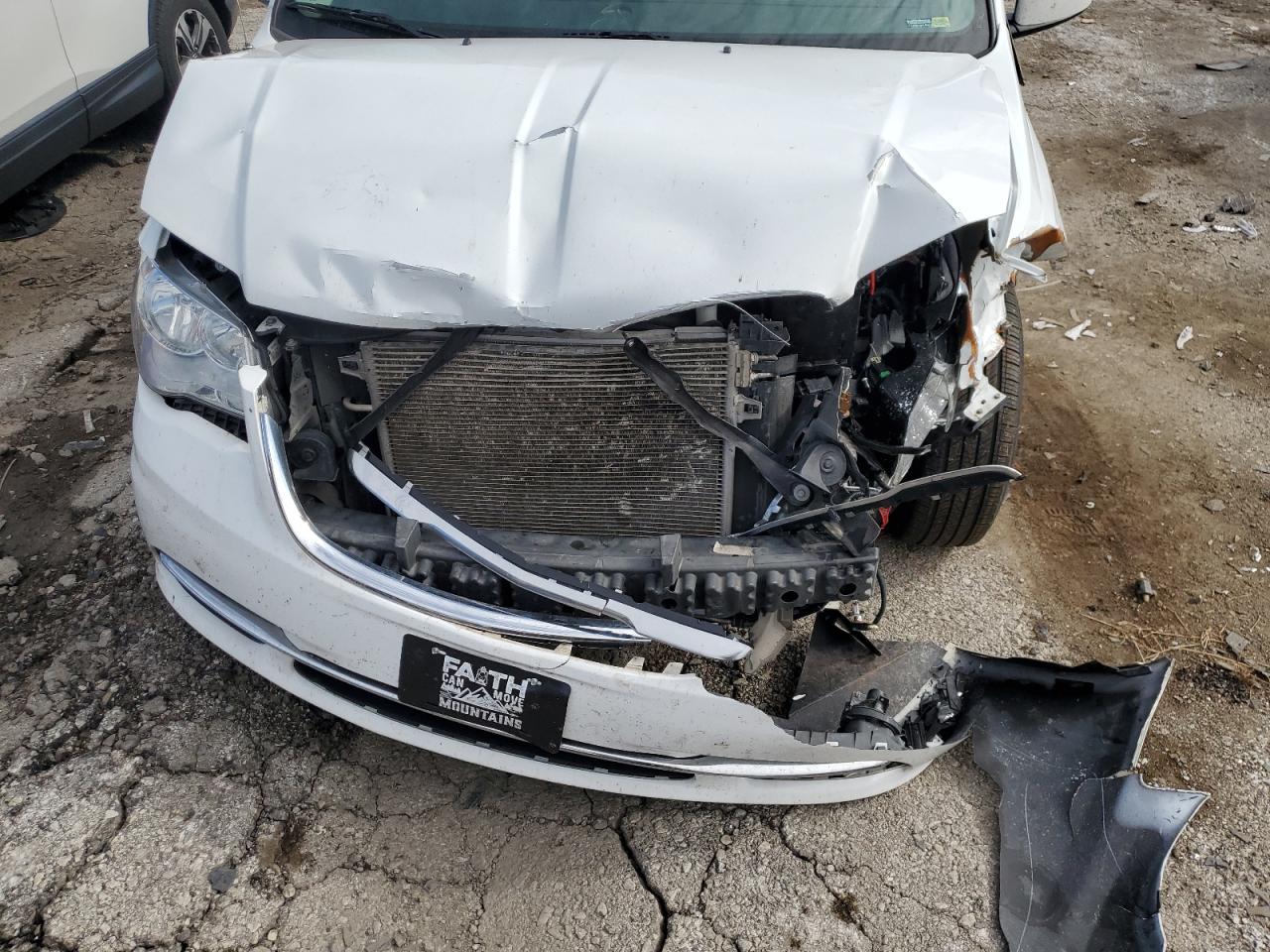 Chrysler Minivan Touring Image 8