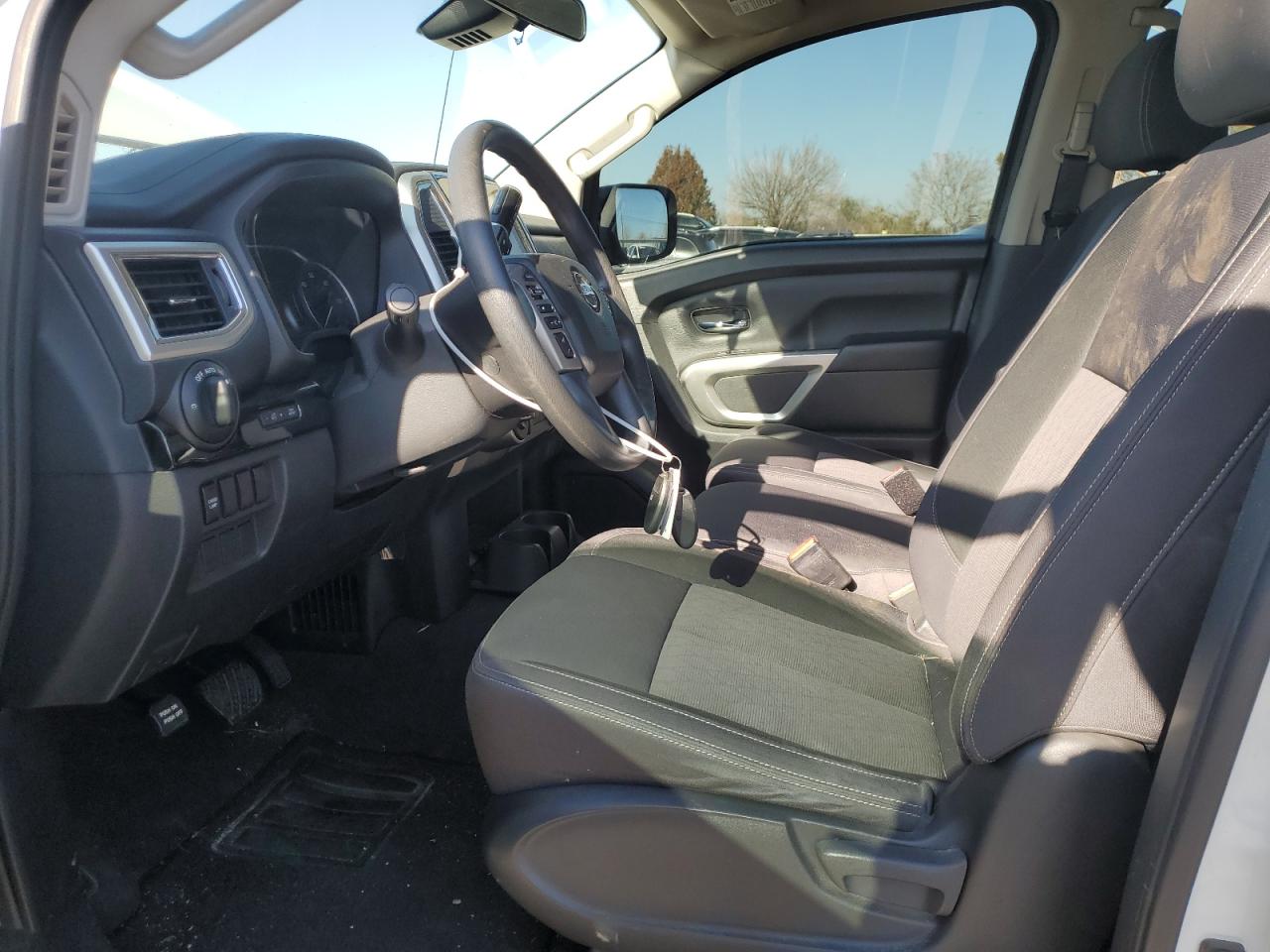 Nissan Titan S Image 7