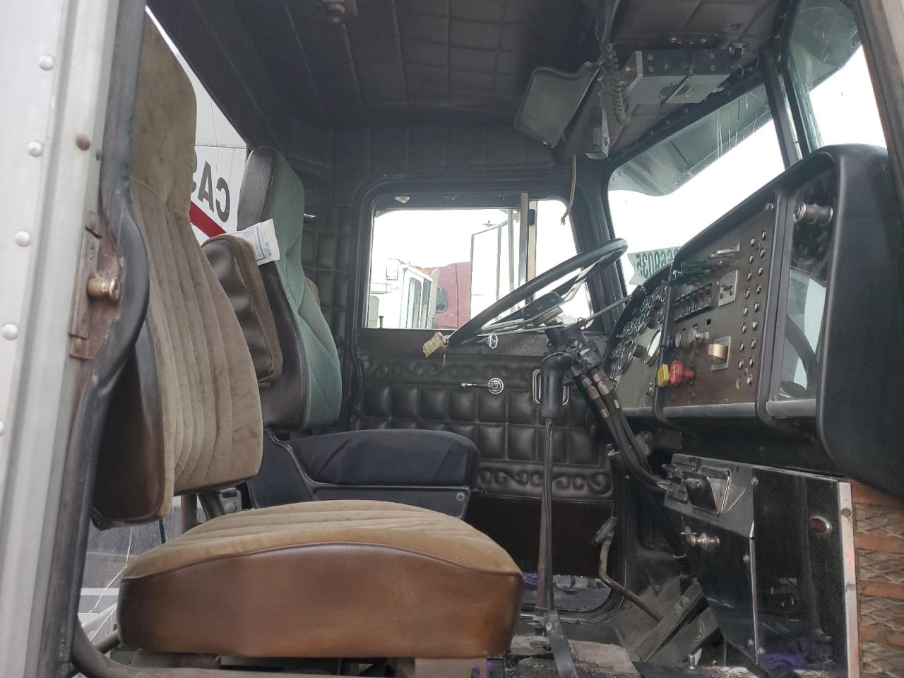 Peterbilt 359 Image 7