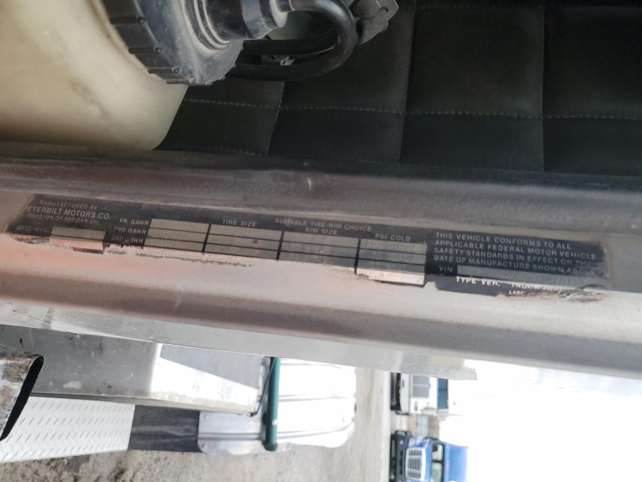 Peterbilt 359 Image 3