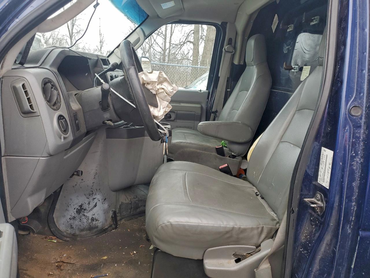 Ford Econoline E450 Super Duty Cutaway Van Image 4