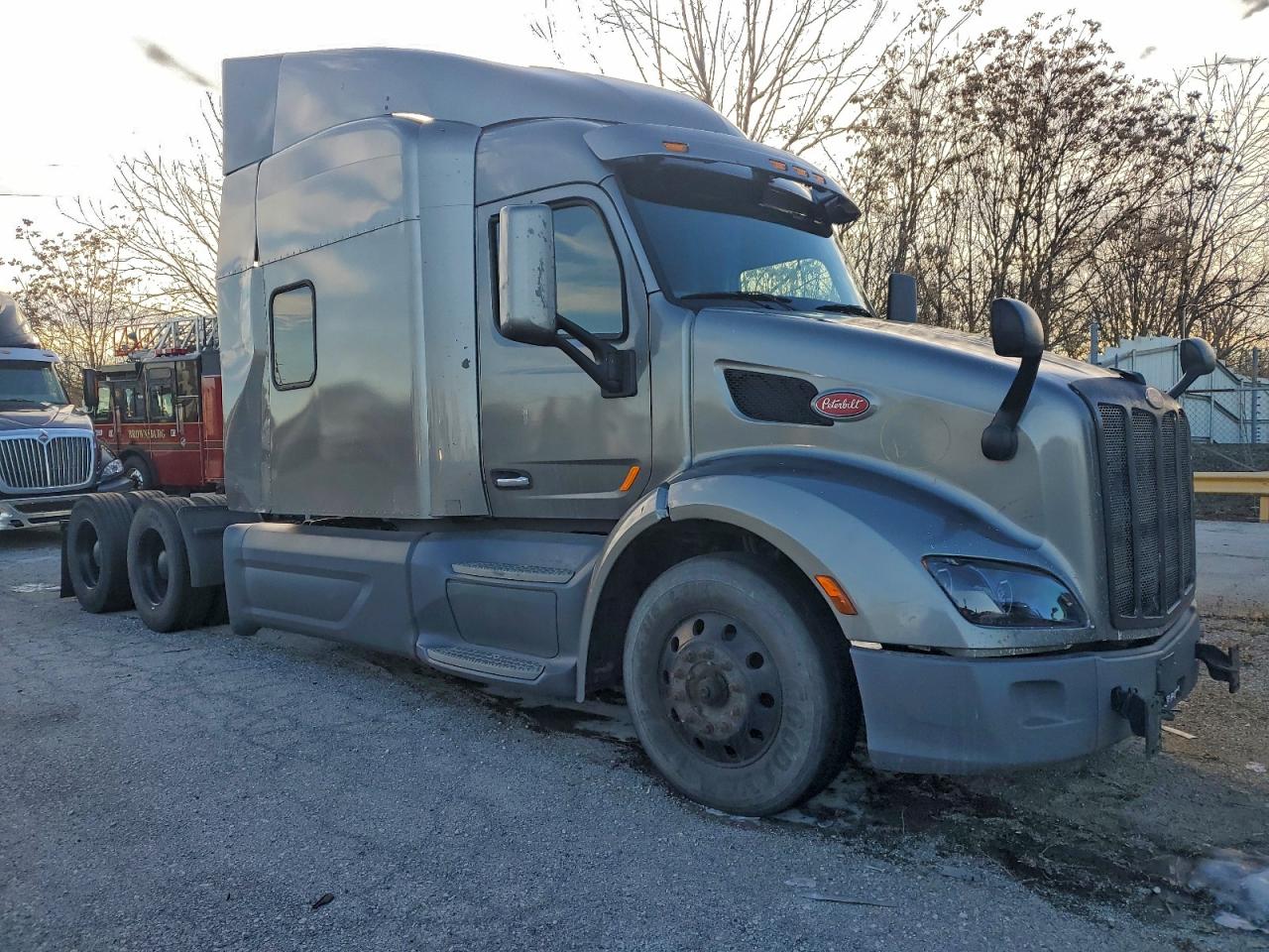Peterbilt Tractor 579 Image 1