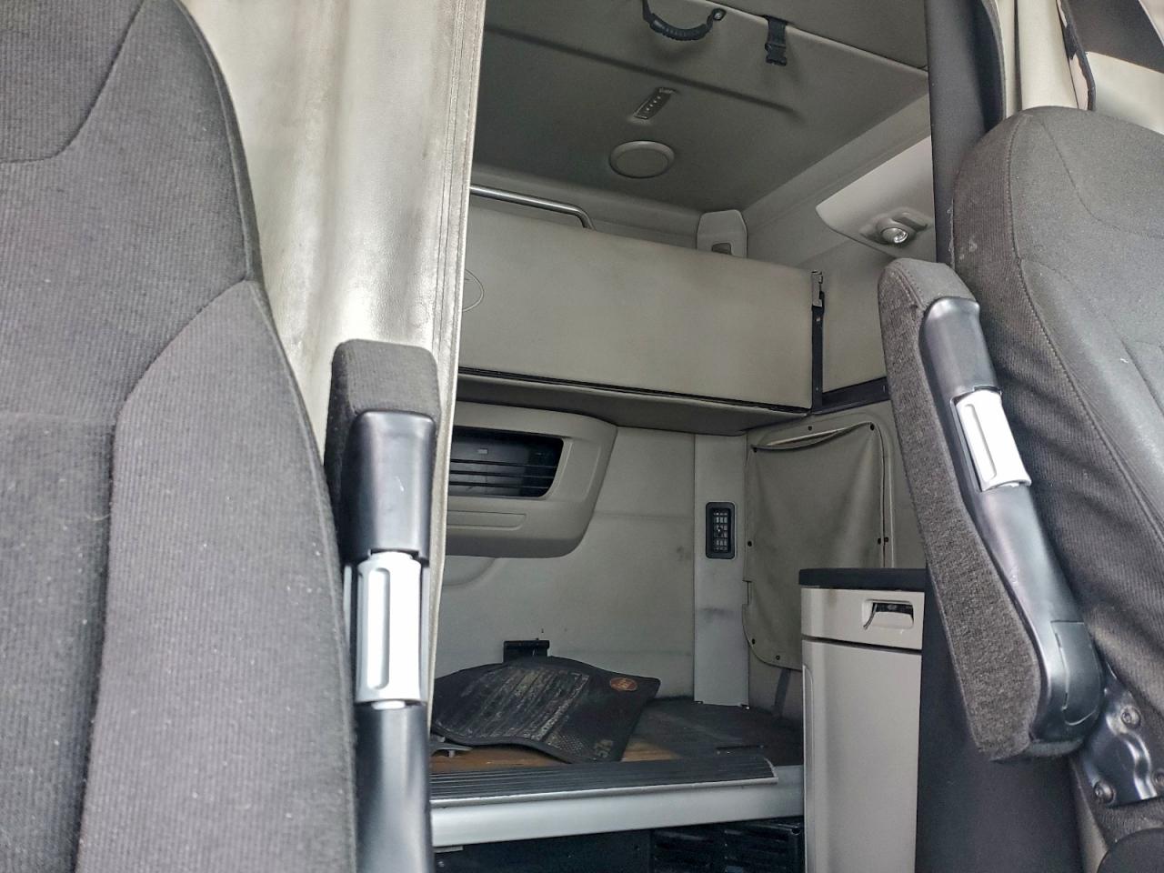 Peterbilt Tractor 579 Image 5