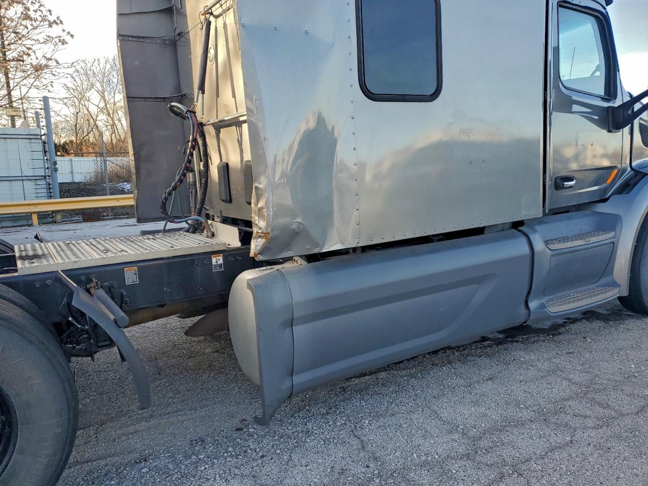 Peterbilt Tractor 579 Image 9