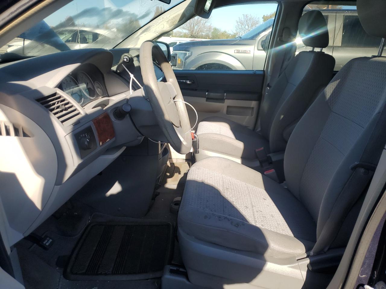 Chrysler Minivan Lx Image 4