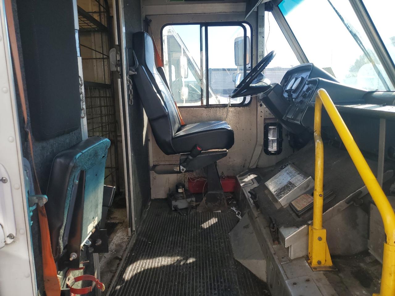 Freightliner Chassis M M Line Walk-in Van Image 5