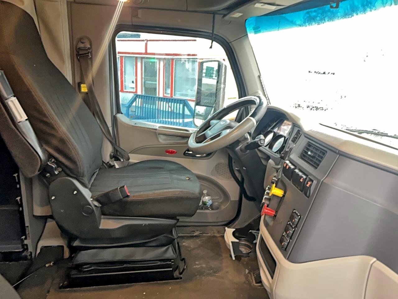 Peterbilt 579 Image 6