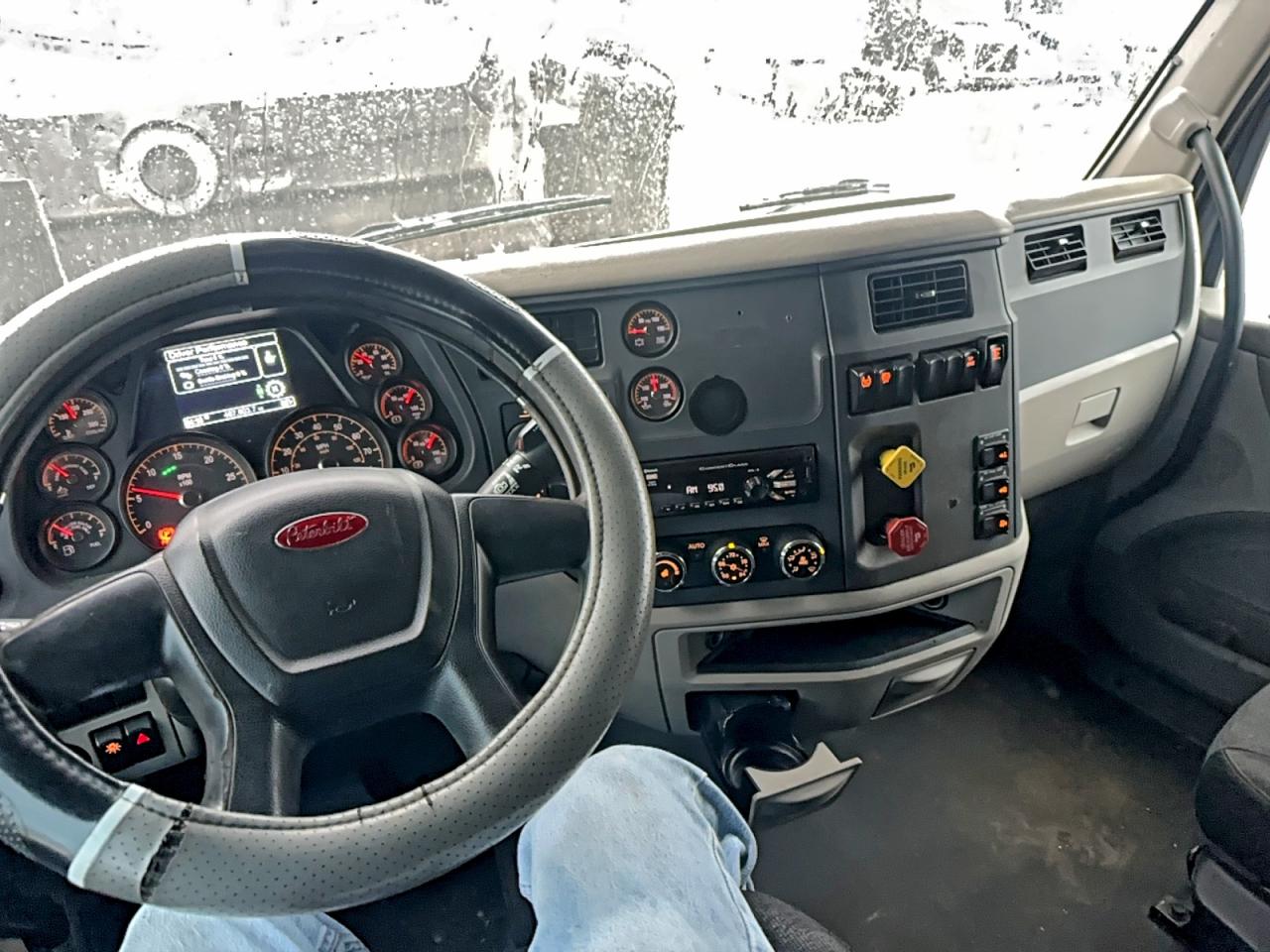 Peterbilt 579 Image 9