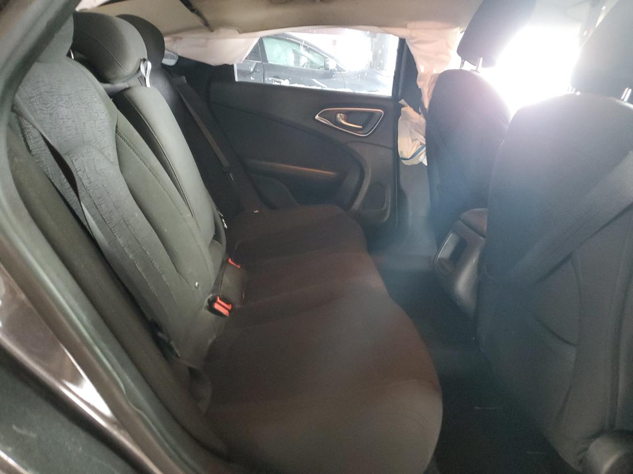 Chrysler 200 Limited Image 11