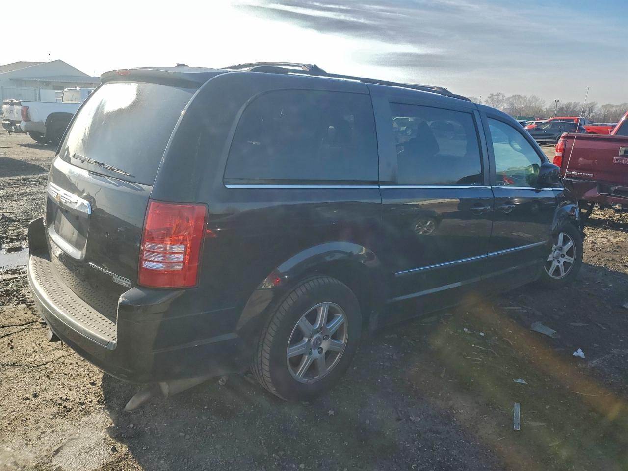 Chrysler Minivan Touring Image 2