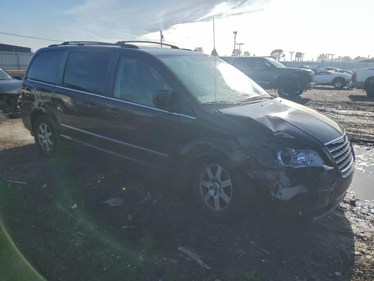 Chrysler Minivan Touring Image 3